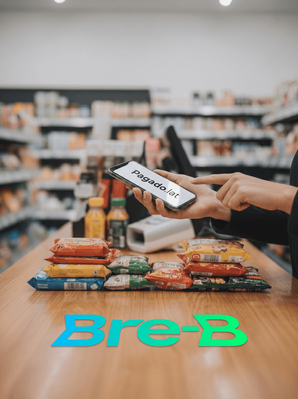 Comerciante mostrando comprobante de pago Bre-B en su celular